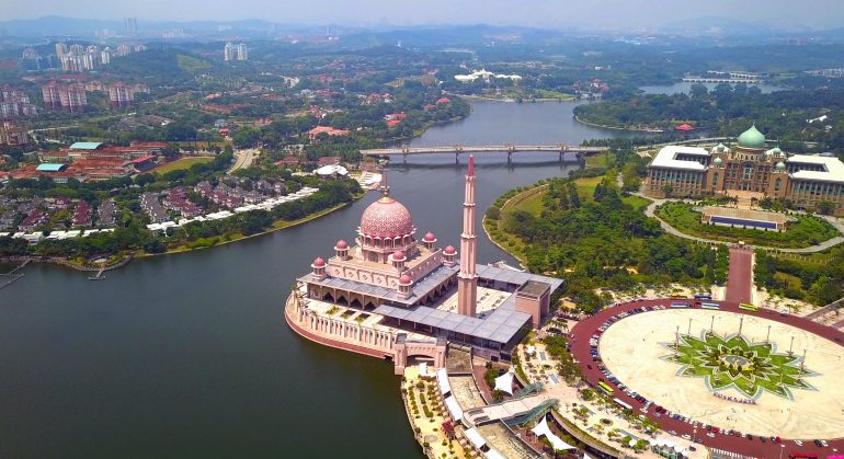 Guide local malaisien mosquée de Putrajaya Masjid Putra mosquée de Putrajaya
